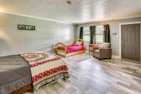 Walk to Main St & Schroon Lake! Cozy Upstate Gem - Ferienwohnung Schroon Lake