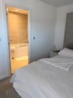 Double En-suite Room near Cribbs Causeway - B&B Brístol