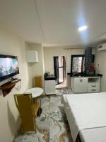 chambre climatisée au goudron à YaoundéNsimeyong 100m du collège Vogt,50m supermarché DOVV, WIFI haut débit gratuit R&B 13 - B&B Yaoundé