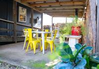 Chickadees Stay: Private Tub, Chiminea & Pool - Bed and Breakfast San Marcos