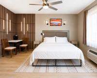 Habitación con cama extragrande.