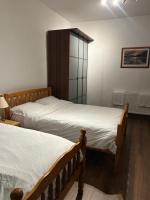 Haven Home 4 bedrooms near Sunderland City Centre Downstairs Shower with Toilet and Upstairs Bath with Toilet TV in each room - Chambres d'hôtes Sunderland