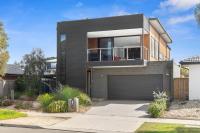 Bayview Luxe- Sleeping 14, Pet Friendly, Views- 4 bedroom, lounge with sofa beds - Bed and Breakfast Curlewis
