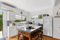 The Shack- Walk to beach, sleeping 4, fireplace, pet friendly! - B&B Saint Leonards