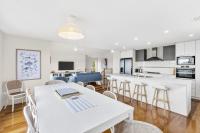 Highview Beach House Ocean Grove Sleeps 9, Views, Aircon, 4 bedroom, 3 living, 2 bathroom, Great yard, parking - B&B Ocean Grove