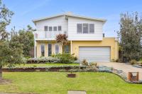 Highview Beach House Ocean Grove Sleeps 9, Views, Aircon, 4 bedroom, 3 living, 2 bathroom, Great yard, parking - Chambres d'hôtes Ocean Grove