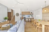 Grandview Luxe- Central Barwon Heads, Brand New, Sleeps 6, Aircon, Parking, WIFI, walk to beach and shops - B&B Barwon Heads