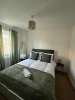 Berry House, 3BR Home with parking, Sleeps 6 - Bed and Breakfast Andover