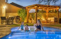 Luxury and Harmony in a 6BR Dream Villa; Pool, Hot Tub, Game room, Near the Las Vegas Strip - Chambres d'hôtes Las Vegas