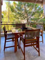 Red Sunrise Varkiza 2-Bedroom Apartment - Bed and Breakfast Vári