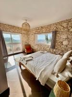 Zimmer mit Kingsize-Bett und Meerblick