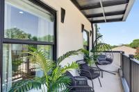 Luxury Townhome B. Walk to AT&T Stadium. Rooftop Terrace + Game Room. Sleeps 10. - B&B Arlington
