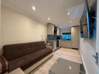Family-Friendly 4BR Home with Free Parking - B&B Cowley