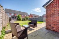 Business & Family Stays-4 Bed-2,5 Bath-Parking-Garden-EV Charger-By FabAccommodation - Chambres d'hôtes Swindon