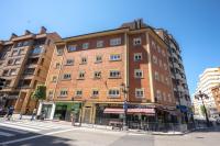 LUJO Maquina Arcade, Patinetes, Netflix y Parking - B&B Oviedo