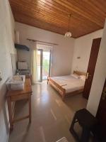 Christina Sunny Apartments I - Bed and Breakfast Loútsa
