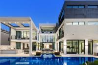 Three Story Waterfront Villa with Basketball and Mini Golf - B&B Fort Lauderdale