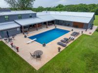 Whispering Prairie Lodge - Bed and Breakfast Salina