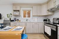 Cozy Beachside 2-Bedroom Retreat near Pier - B&B White Rock