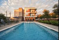 Luxury Oak Lawn 2BR - Resort Pool, Gym & Parking - B&B Dallas