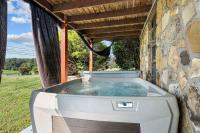 Firelight Cabin-Free Dollywood Ticket, 4 BR, 2 BA home with mountain views - Bed and Breakfast Sevierville