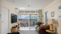 Comfortable Northshore Apartment - Bed and Breakfast Auckland