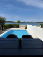 Apartment Lydia with private pool on the beach - B&B Vodice