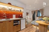 Zimmer mit Queensize-Bett und Whirlpool-Badewanne