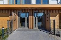 Stylish Apartment with Parking and Balcony by Noclegi Renters - Chambres d'hôtes Gdynia