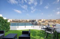 Seafront Penthouse paradise Views of Balluta Bay - B&B San Julián