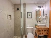 Pet friendly Newly renovated w dock Slip Fire Pit Hot Tub Kayaks - Bed and Breakfast Oakland