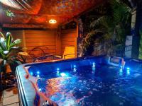 Charmante Maison à Sainte-Rose avec Jacuzzi et Piscine - B&B Sainte-Rose