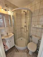 Vierbettzimmer mit Dusche