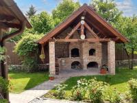 Charming House in Săcele with Garden View + BBQ - Ferienwohnung Săcele