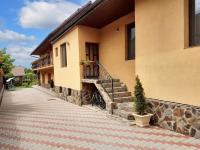 Charming House in Săcele with Garden View + BBQ - Ferienwohnung Săcele