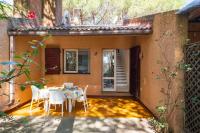 Small Villa with Garden, Steps from the Beach - B&B Fort Village