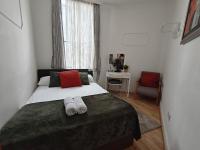 Eurostar 3 BR Flat 2 Bath Sleeps 10 Suite Room - B&B London