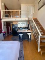one block with granville independant suite with balcony - Ferienwohnung Vancouver