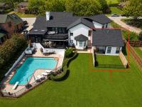 Front Lake Holiday 2BR 1BA Guest Home with Hot Tub - Chambres d'hôtes Rowlett