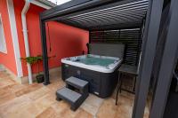 Бутикови Вили Хамбарлии с отопляем басейн и джакузи - B&B Zhitnitsa
