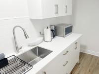Cozy 1 Br Apt with TV, Workstation, Kitchenette & Parking - Chambres d'hôtes Mississauga