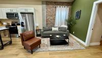Modern Boho Getaway 1BR Apartment By KeenStays - B&B Cape Girardeau