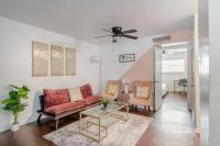 Pink 1BHK, 5 miles from Downtown + Free Parking - Chambres d'hôtes Houston