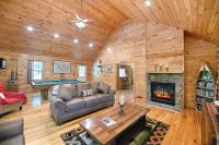S'more Waggin' Cabin: Pet-Friendly--wifi, firepit, pool table - Bed and Breakfast Blue Ridge