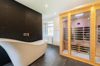 Nether Newton - Sleeps 12, Hottub, Sauna, Private Garden - B&B Newmilns