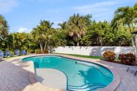 Beach to Bay Getaway - B&B Anna María