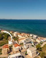 Apartments Dionis 50 meters from the beach - by TA Leut Agency - Chambres d'hôtes Privlaka