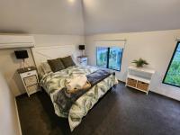 Park & Central City Spa-Pool Escape with Garage - B&B Christchurch