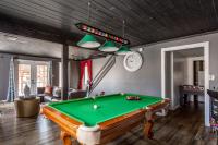 Mahogany Sun Hot Tub Theater Room Fire Pit - B&B East Stroudsburg