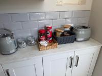 Entire 3-Bedroom Home Near Luton Airport Driveway WiFi - Chambres d'hôtes Luton